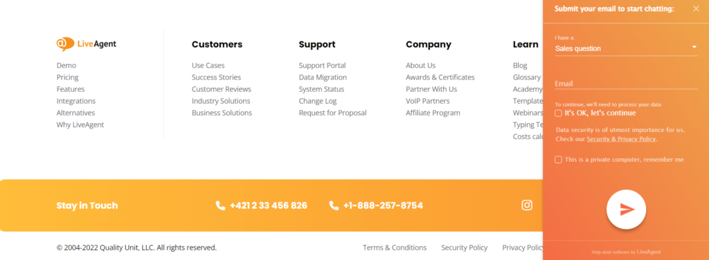 LiveAgent leszállási oldal lábléce és élő csevegés