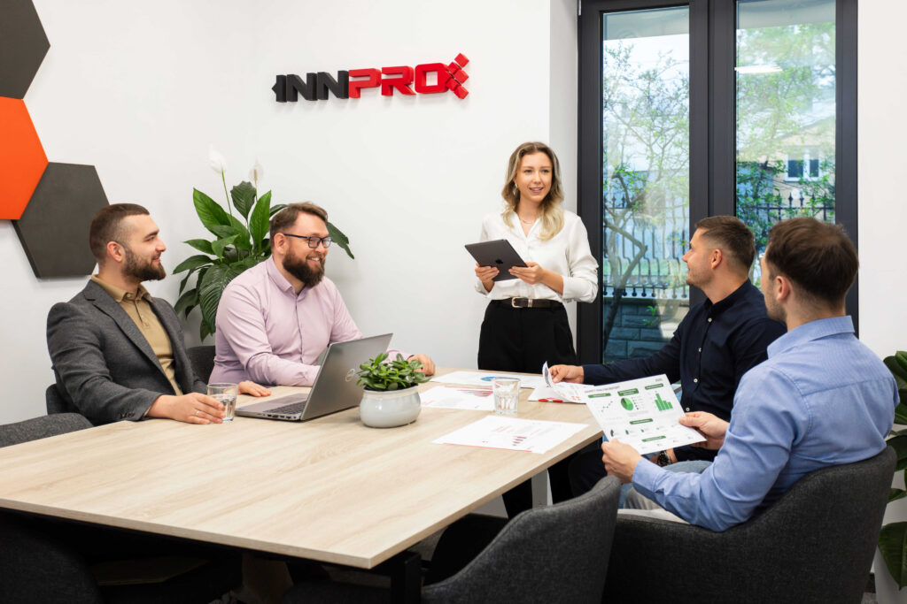 Az INNPRO csapata irodai környezetben